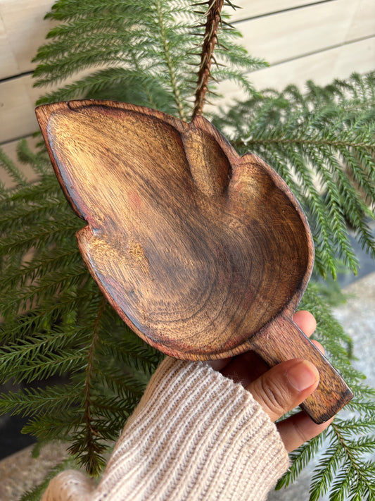 WB0008 - Leaf-Shaped Wooden Tray