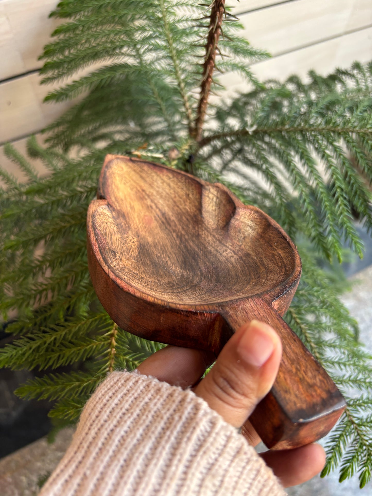 WB0008 - Leaf-Shaped Wooden Tray