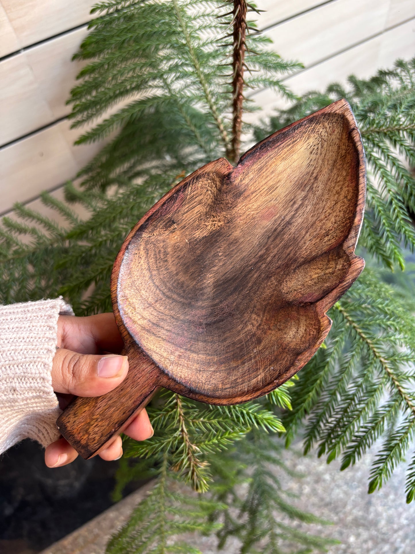 WB0008 - Leaf-Shaped Wooden Tray